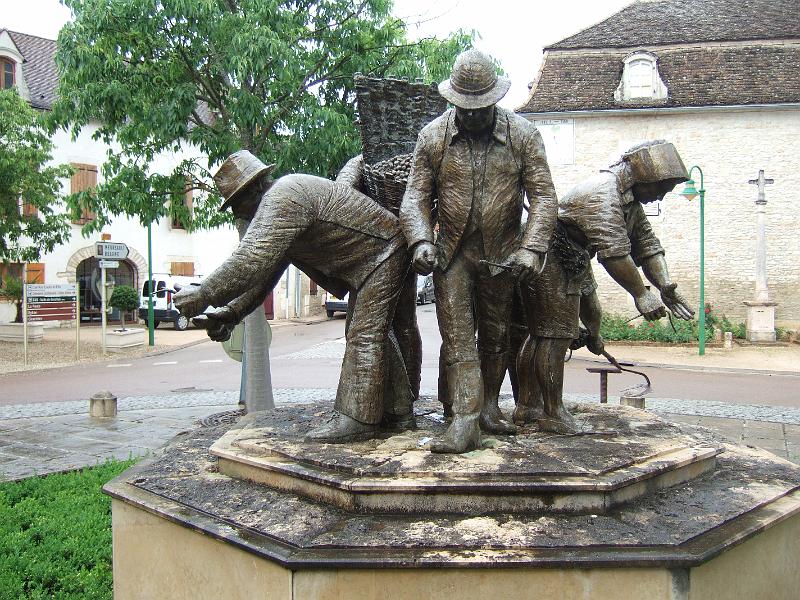 2010-05- (81).JPG - Wegekilometer 15: Weißweinort Puligny-Montrachet. Statue mit ArbeiterInnen im Weinberg